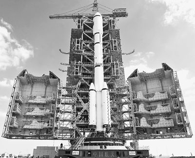 　承擔(dān)天宮一號發(fā)射任務(wù)的火箭矗立在發(fā)射塔架上。劉 龍 梁 杰攝影報道